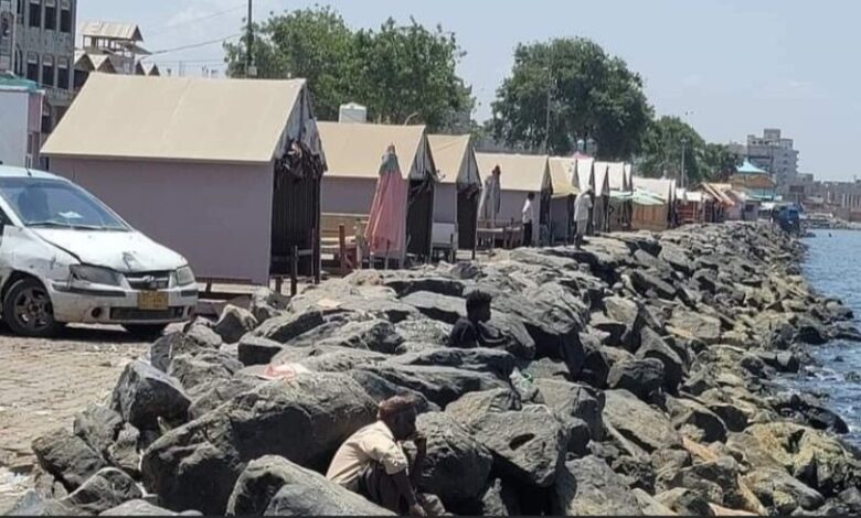 متنفذون حوثيون يمنعون أهالي حارة اليمن في الحديدة من التنزه في الكورنيش 1 متنفذون حوثيون يمنعون أهالي حارة اليمن في الحديدة من التنزه في الكورنيش