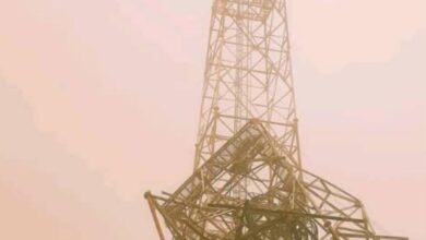 بسبب عاصفة رملية.. سقوط برج اتصالات متهالك في الخوخة