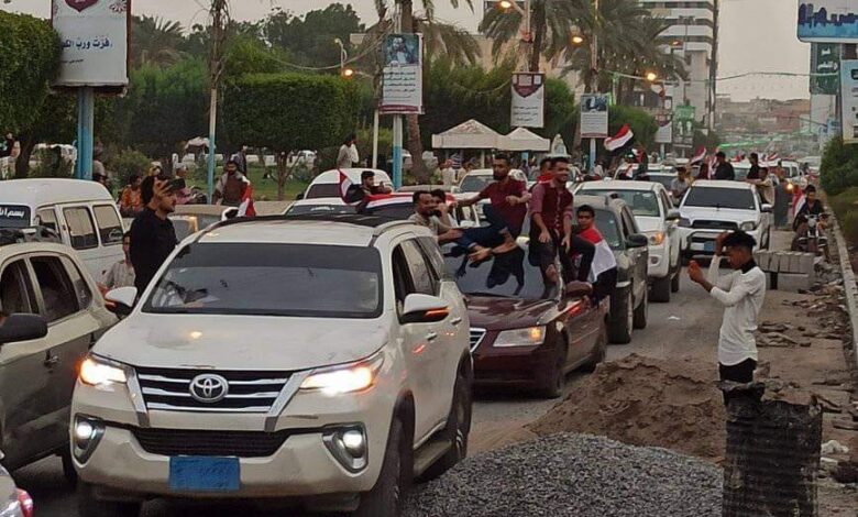 في تحدي للمليشيات.. مواطنون يحتفلون بثورة 26 سبتمبر في شوارع الحديدة
