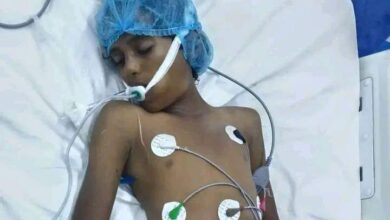 الحديدة.. دعوة للتعرف على طفل سقط من صندوق سيارة في بيت الفقيه