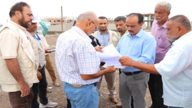 مدير مديرية خور مكسر يسلم موقع بناء مدرسة الشهيد سالم قطن للجهات المنفذة