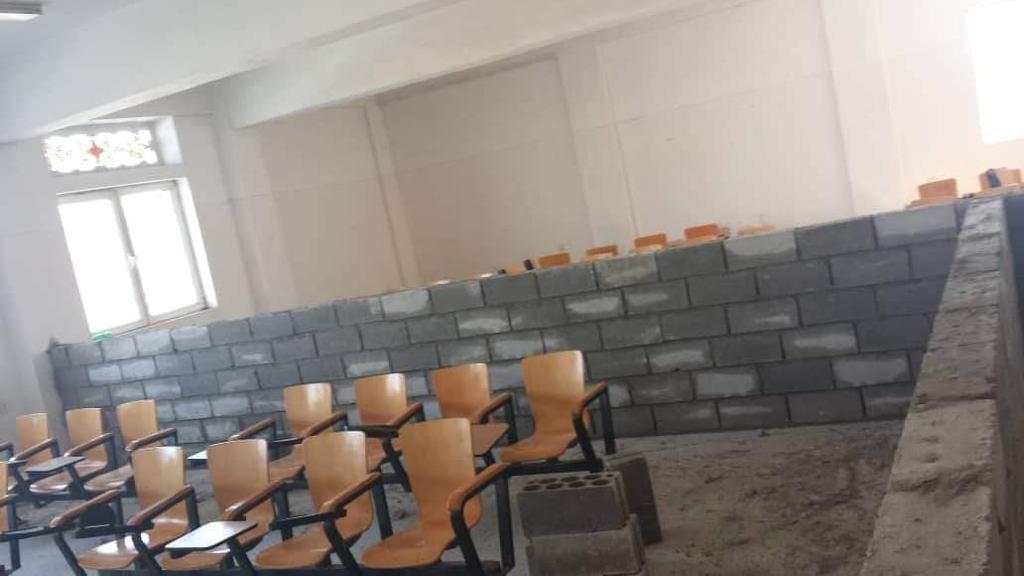 لتضيق الخناق على الحريات.. مليشيا الحوثي تبني جدار فاضل بين الطلاب والطالبات في جامعة صنعاء