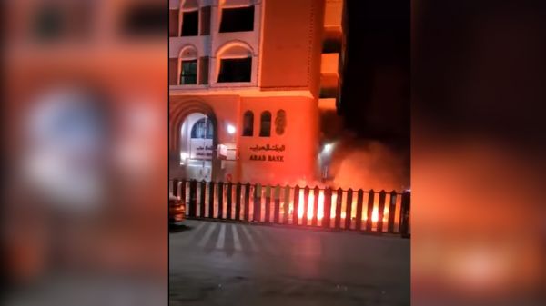 حريق هائل يلتهم سوق سوداء للمشتقات النفطية في صنعاء 1 حريق هائل يلتهم سوق سوداء للمشتقات النفطية في صنعاء