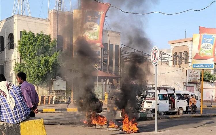 احتجاجات غاضبة في الشيخ عثمان تندد بانقطاع الكهرباء المستمر في عدن 1 احتجاجات غاضبة في الشيخ عثمان تندد بانقطاع الكهرباء المستمر في عدن
