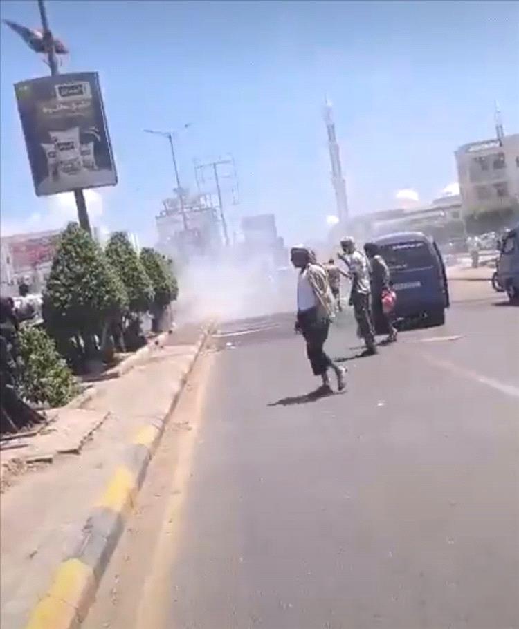 حريق مفاجئ يلتهم باصاً يعمل بالغاز في المنصورة بعدن دون إصابات