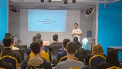 كيو سن تنظم جلسة حوارية ملهمة عن فنون البودكاست في عدن