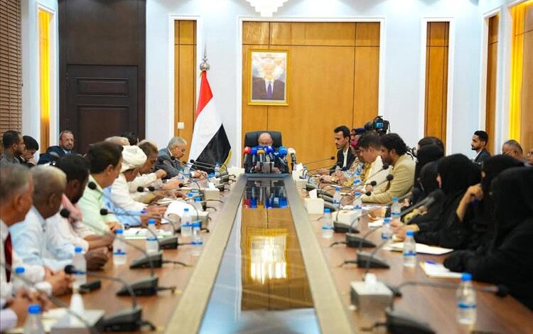 الخنبشي يناقش أزمة الكهرباء والملفات الخدمية والأمنية في اجتماع تنفيذي بحضرموت
