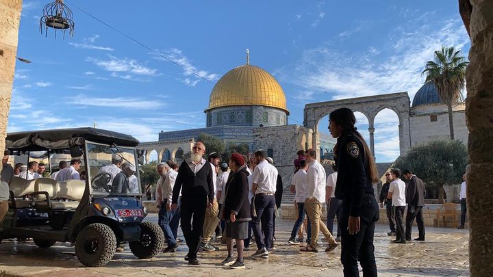 مستعمرون يقتحمون المسجد الأقصى بحماية من قوات الاحتلال الإسرائيلي 1 مستعمرون يقتحمون المسجد الأقصى بحماية من قوات الاحتلال الإسرائيلي
