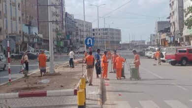 استمرار حملة النظافة في عدن وجهود متواصلة لعمال النظافة خلال رمضان