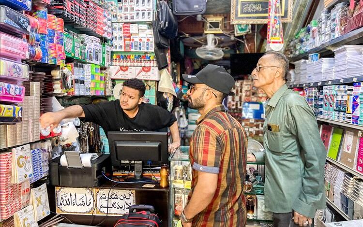 عدن.. حملة ميدانية لضبط أسعار القرطاسية في صيرة قبيل العام الدراسي الجديد 1 عدن.. حملة ميدانية لضبط أسعار القرطاسية في صيرة قبيل العام الدراسي الجديد