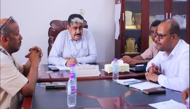 مدير مشروع "الوصول إلى التعليم في الريف" يزور وادي العين وحورة بحضرموت