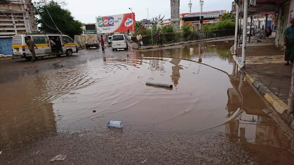 عدن .. هطول أمطار غزيرةو كريتر تغرق مجددا وشبح الاوبئة يطل برأسه 1 عدن .. هطول أمطار غزيرةو كريتر تغرق مجددا وشبح الاوبئة يطل برأسه