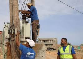خليفة الإنسانية تعمل على إيصال الكهرباء لأحياء حديبو في سقطرى