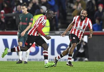 برنتفورد يدك شباك ليفربول بثلاثية في الدوري الإنجليزي