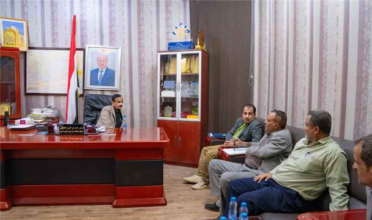 محافظ شبوة يناقش حلولاً فنية لترشيد المياه الجوفية والحد من استنزافها