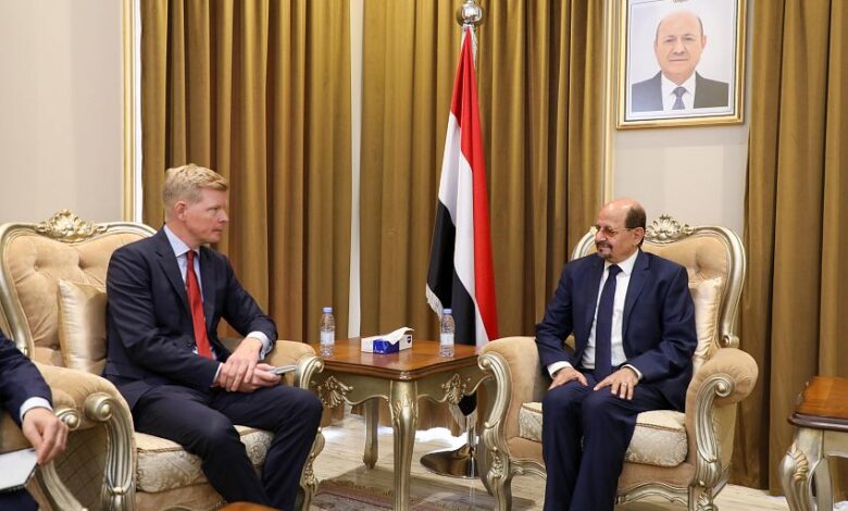وزير الخارجية يبحث مع المبعوث الأممي تطورات الأوضاع على الساحتين اليمنية والإقليمية