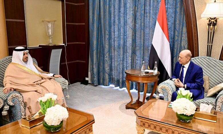 الرئيس العليمي يتسلم دعوة من ملك البحرين لحضور القمة العربية