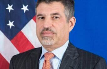 السفير الامريكي يجدد وقوف بلاده إلى جانب الصحفيين في اليمن