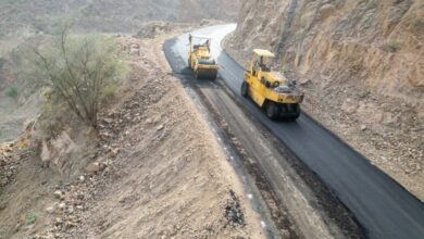 بدء سفلتة الطريق الجبلي الصحى - الكربة في لحج 2 بدء سفلتة الطريق الجبلي الصحى - الكربة في لحج