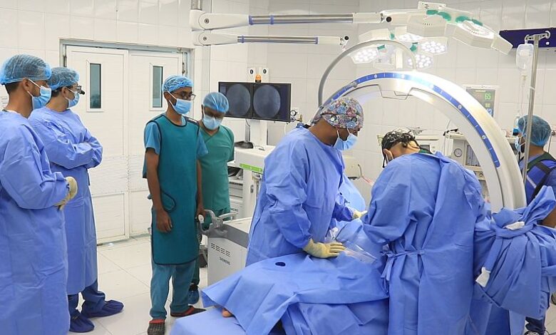 تدشين أعمال مشروع جراحة المخ والأعصاب والعمود الفقري بمستشفى سيئون 1 تدشين أعمال مشروع جراحة المخ والأعصاب والعمود الفقري بمستشفى سيئون