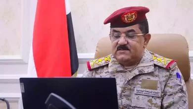 وزير الدفاع يعقد اجتماعاً بمحور تعز لمناقشة مستجدات الأوضاع الميدانية