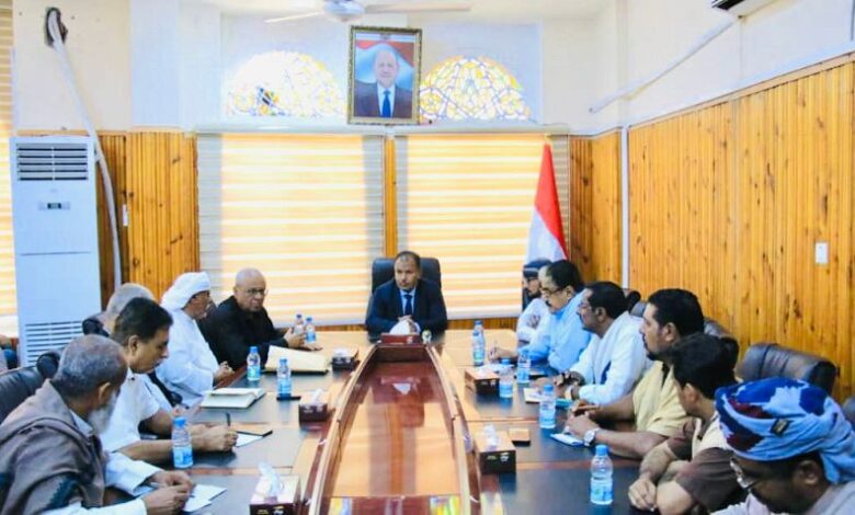 العامري يناقش إجراءات انتظام العملية التعليمية بحضرموت 1 العامري يناقش إجراءات انتظام العملية التعليمية بحضرموت