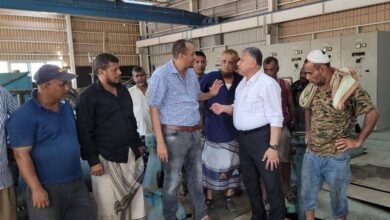 معاون يطلع على إنجاز مؤسسة المياه صيانة محطة البرزخ في خور مكسر بعدن