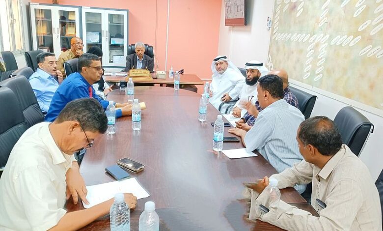 محافظ لحج يطلع على أوضاع مستشفى ابن خلدون ومركز الغسيل الكلوي