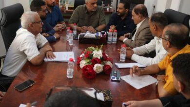 محافظ الضالع يناقش مستوى تنفيذ مشاريع الطرق في المحافظة