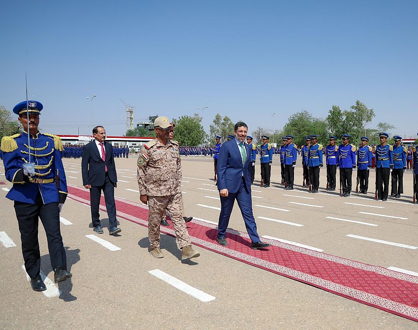 رئيس الوزراء يزور كلية الطيران والدفاع الجوي في مأرب