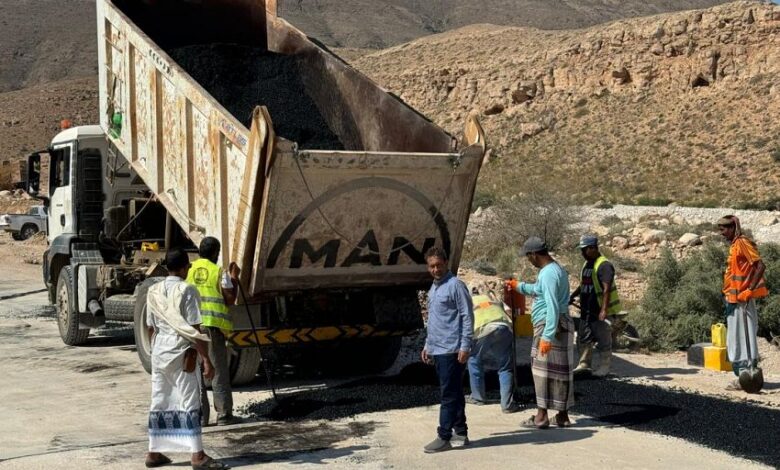 المهرة.. إستكمال أعمال سفلتة العبارة المتضررة من السيول في نشطون