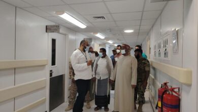 المحافظ الثقلي يطلع على سير العمل في مستشفى خليفة بسقطرى