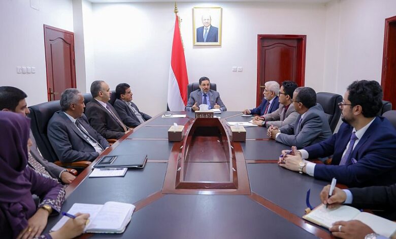 رئيس الوزراء يبحث تعزيز استقرار العملة الوطنية وتأمين المشتقات النفطية 1 رئيس الوزراء يبحث تعزيز استقرار العملة الوطنية وتأمين المشتقات النفطية