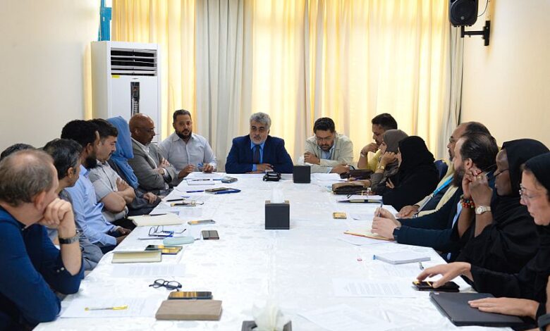 مناقشة حلول عملية للمشاريع المتعثرة بسبب نقص التمويل في اجتماع عدن 1 مناقشة حلول عملية للمشاريع المتعثرة بسبب نقص التمويل في اجتماع عدن