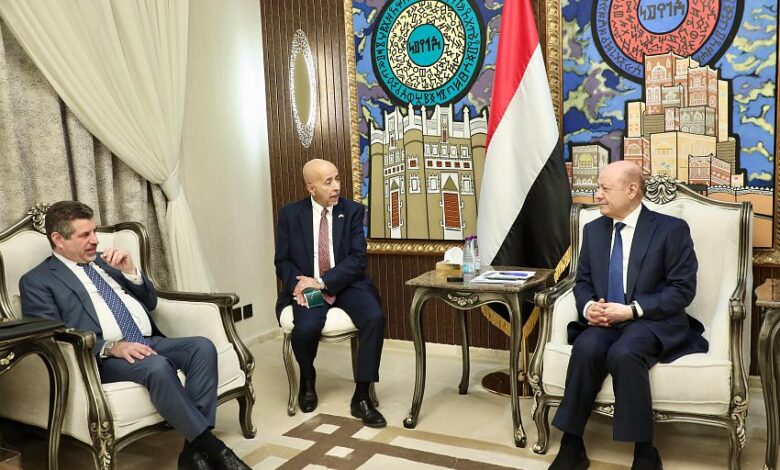 العليمي والسفير الأمريكي يناقشان جهود حماية الممرات المائية وردع هجمات الحوثيين 1 العليمي والسفير الأمريكي يناقشان جهود حماية الممرات المائية وردع هجمات الحوثيين
