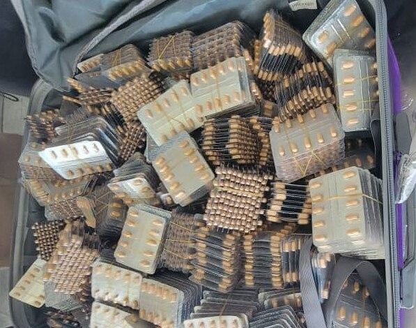 جمرك مطار عدن ينجح في إحباط محاولة تهريب أدوية تضر بالصحة العامة