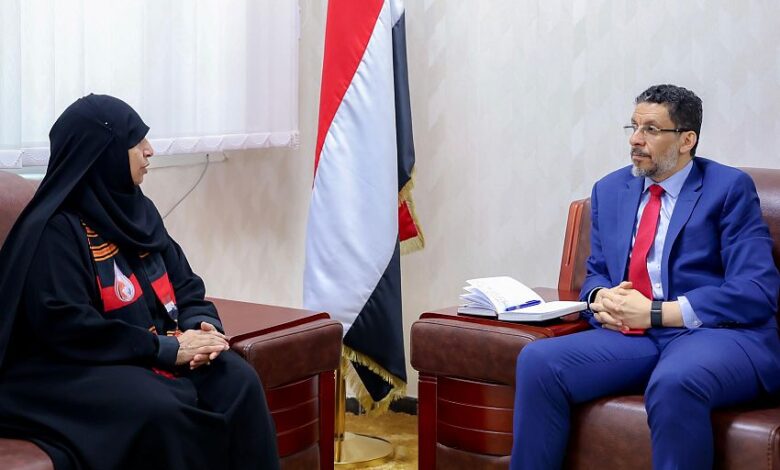 بن مبارك يجدد التزام الحكومة بتحرير جميع المختطفين من سجون الحوثي