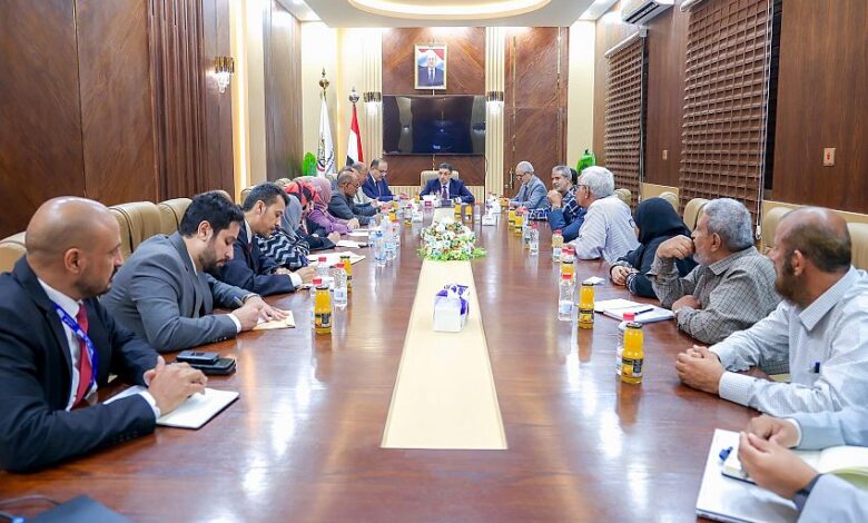 رئيس الوزراء يعقد اجتماعاً موسعاً بمسؤولي البرامج المركزية في وزارة الصحة بعدن