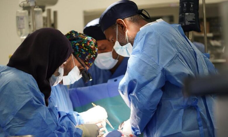 سلمان للإغاثة يدشّن مشروعاً طبياً تطوعياً لجراحات القلب للأطفال في عدن