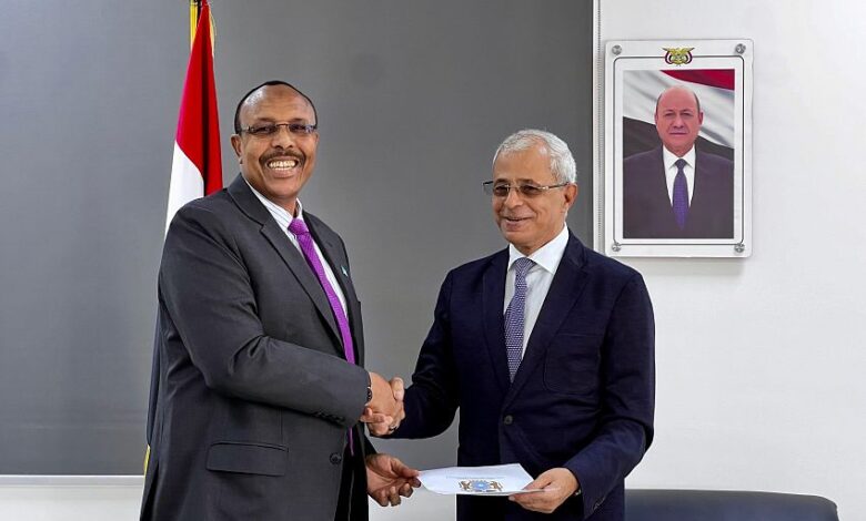 في خطوة تعزز العلاقات الثنائية.. نائب وزير الخارجية يستقبل السفير الصومالي 1 في خطوة تعزز العلاقات الثنائية.. نائب وزير الخارجية يستقبل السفير الصومالي
