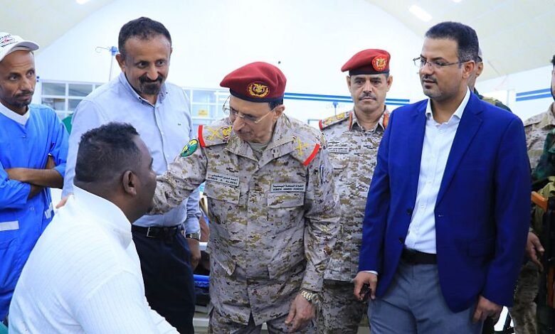 بتكليف من العليمي.. العقيلي والصالح يزوران جرحى القوات المسلحة في عدن 1 بتكليف من العليمي.. العقيلي والصالح يزوران جرحى القوات المسلحة في عدن
