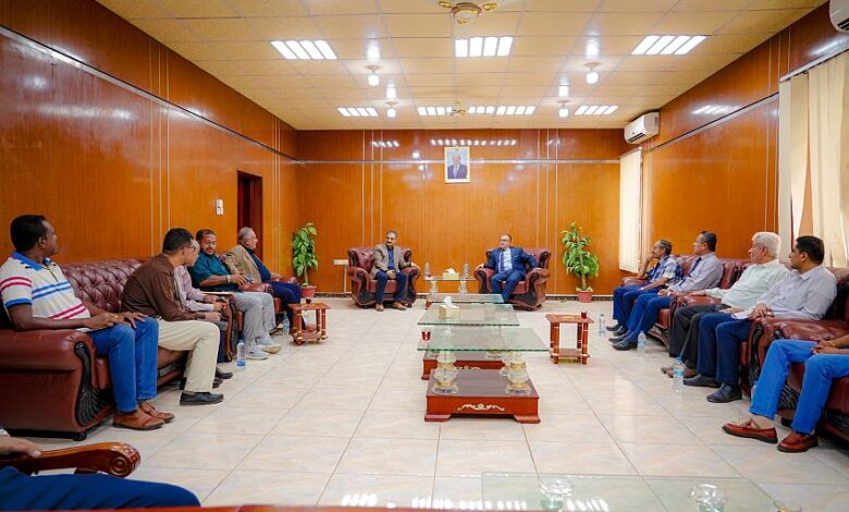 محافظ عدن يدعو للحفاظ على الإرث الوثائقي وتعزيز الشراكة مع جامعة عدن 1 محافظ عدن يدعو للحفاظ على الإرث الوثائقي وتعزيز الشراكة مع جامعة عدن