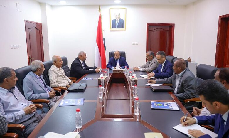 بن بريك يوجه بإعداد خطة عاجلة لإعادة تشغيل مصافي عدن