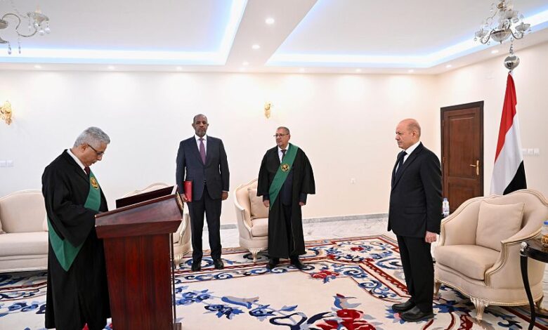 القاضي سهل حمزة يؤدي اليمين القانونية أمام رئيس مجلس القيادة الرئاسي 1 القاضي سهل حمزة يؤدي اليمين القانونية أمام رئيس مجلس القيادة الرئاسي