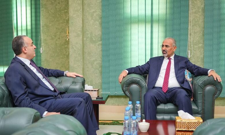 الزبيدي يتلقى إحاطة من وزارة المالية حول توريد الإيرادات للبنك المركزي 1 الزبيدي يتلقى إحاطة من وزارة المالية حول توريد الإيرادات للبنك المركزي