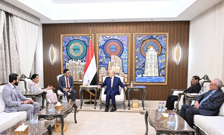 العليمي يبحث مع السفيرة البريطانية التهديدات الحوثية للأمن الإقليمي والدولي