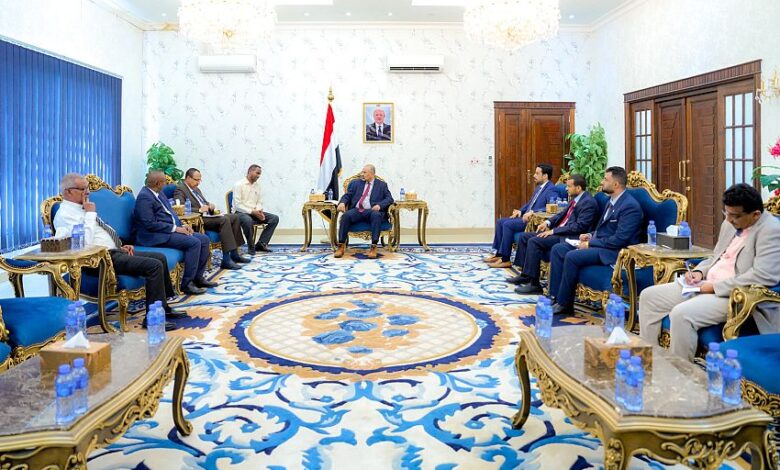 خطر إرهابي متصاعد.. الزبيدي يحذر من تداعيات التعاون بين الحوثي وحركة الشباب
