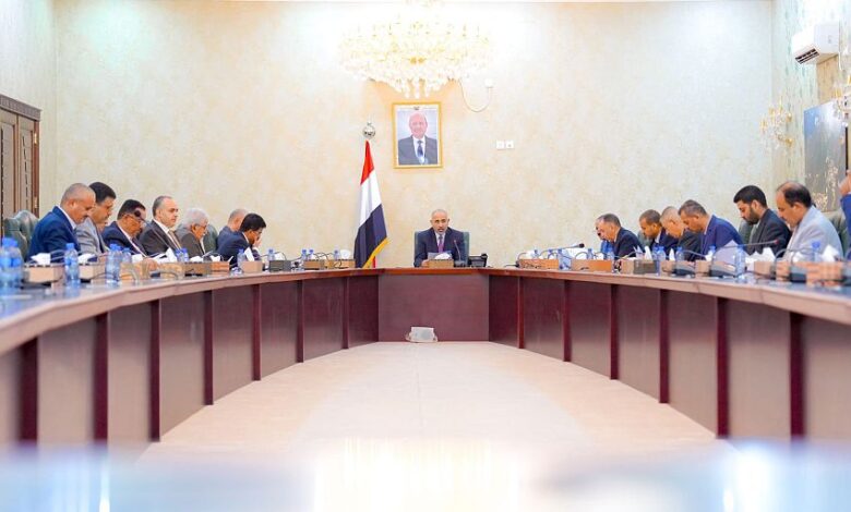 اللجنة العليا للإيرادات تبحث تكرير 6 آلاف برميل نفط يومياً في مصافي عدن