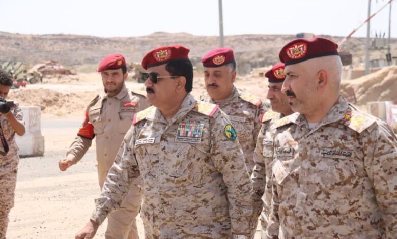 وزير الدفاع يتفقد وحدات الرزامات بصعدة ويشيد بجاهزية القوات في مواجهة مليشيا الحوثي