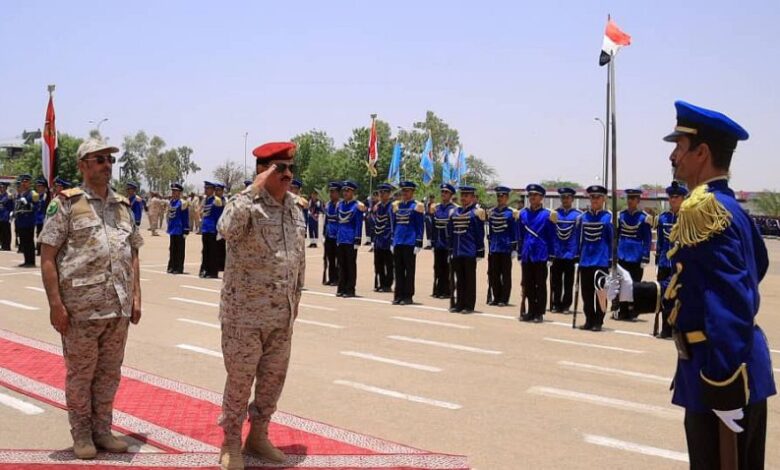 وزير الدفاع يتفقد كلية الطيران والدفاع الجوي بمأرب ويشدد على تطوير الكوادر العسكرية 1 وزير الدفاع يتفقد كلية الطيران والدفاع الجوي بمأرب ويشدد على تطوير الكوادر العسكرية